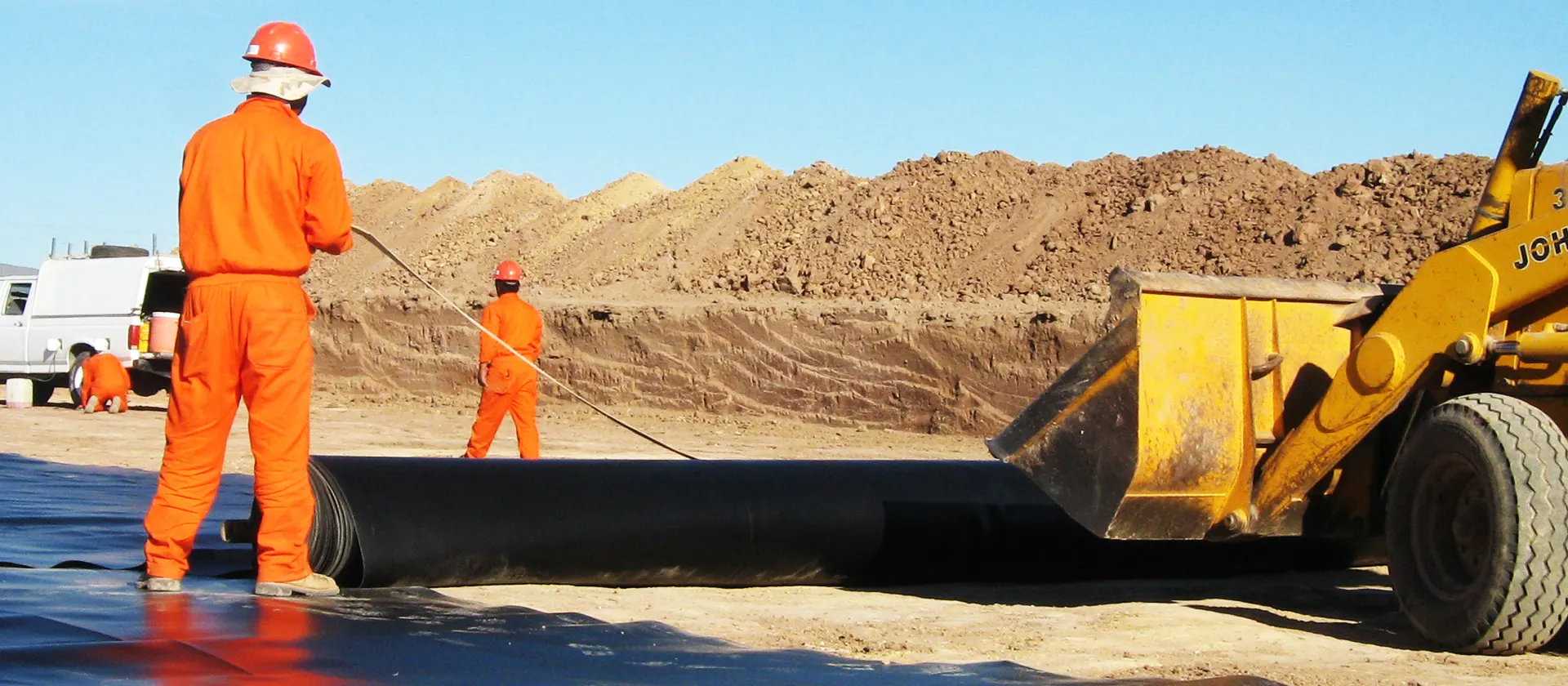 Personal en campo realizando trabajos de mantenimiento y gestiones industriales